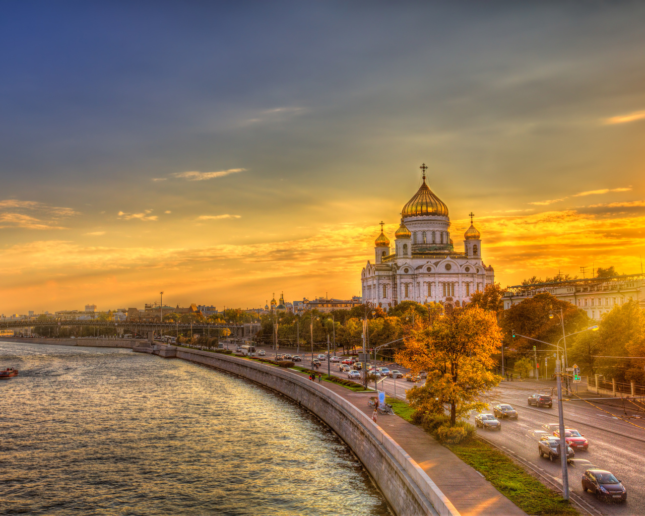 Храм Христа Спасителя на фоне заката, Москва. Россия 