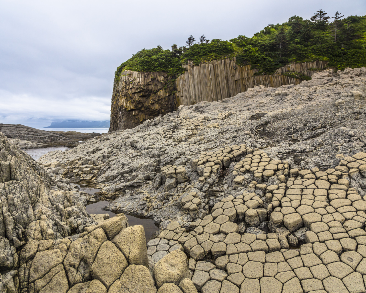 Брусчатка мыса Столбчатого, Курильские острова. Россия 