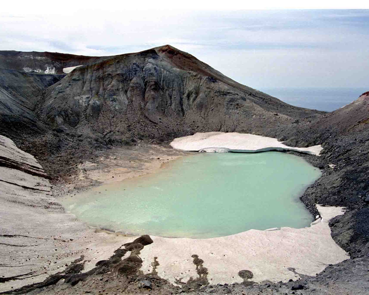 Вулкан Эбеко,  остров, Парамушир Большая Курильская гряда. Россия 