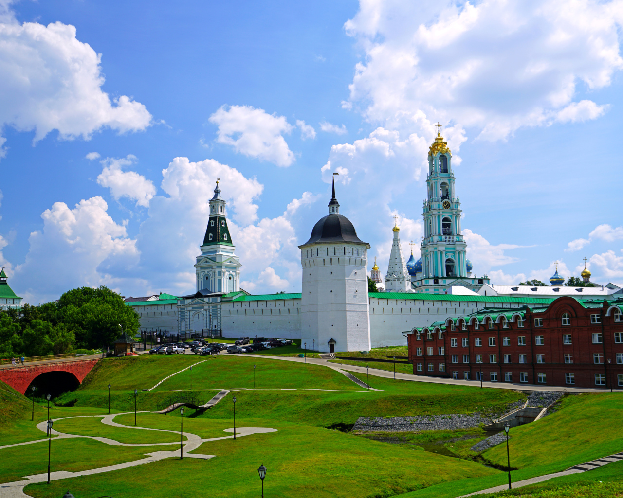 Зеленый газон у Троице-Сергиевой лавры летом, Россия 