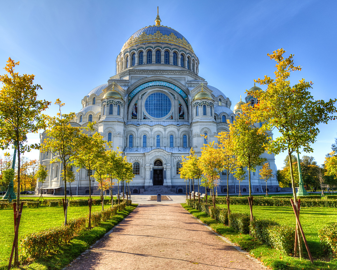 Морской Никольский собор на фоне голубого неба,  Кронштадт. Санкт- Петербург. Россия