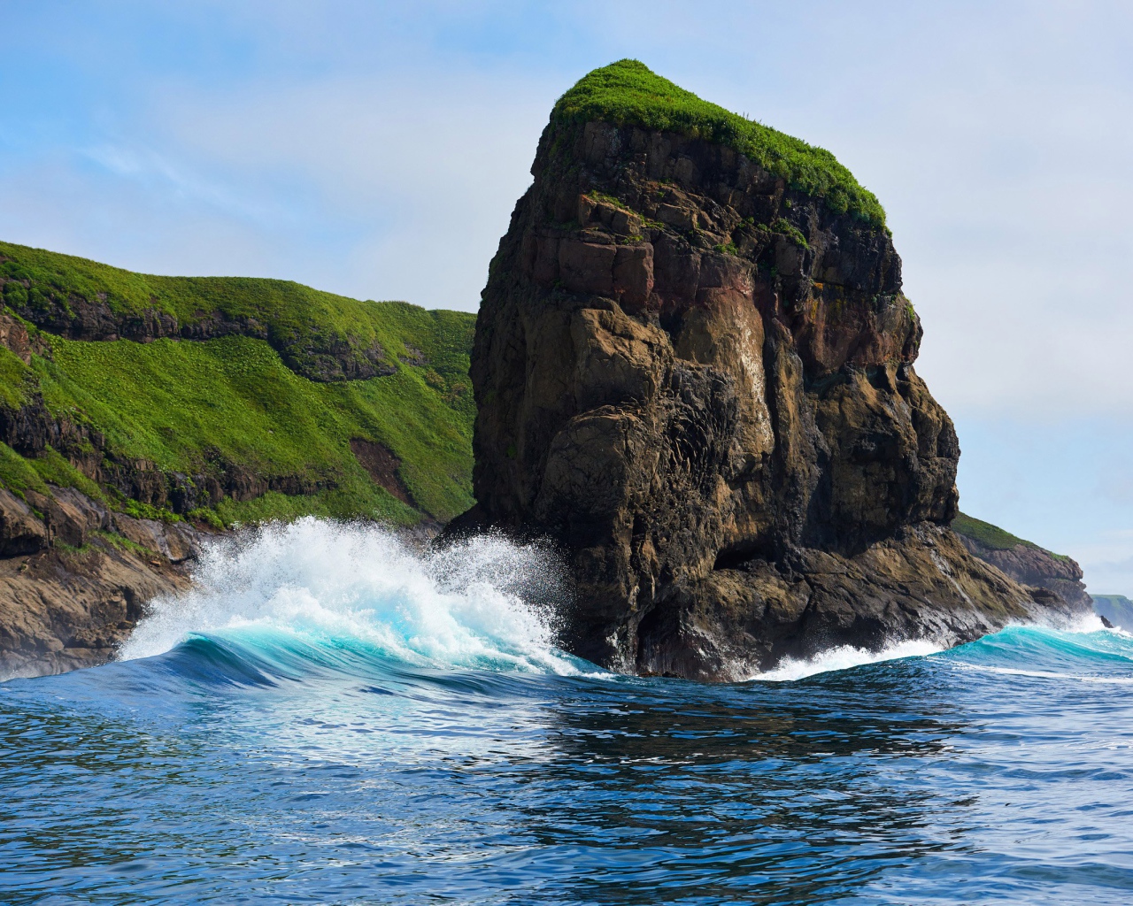 Скала на острове Шикотан, Курильские острова. Россия 