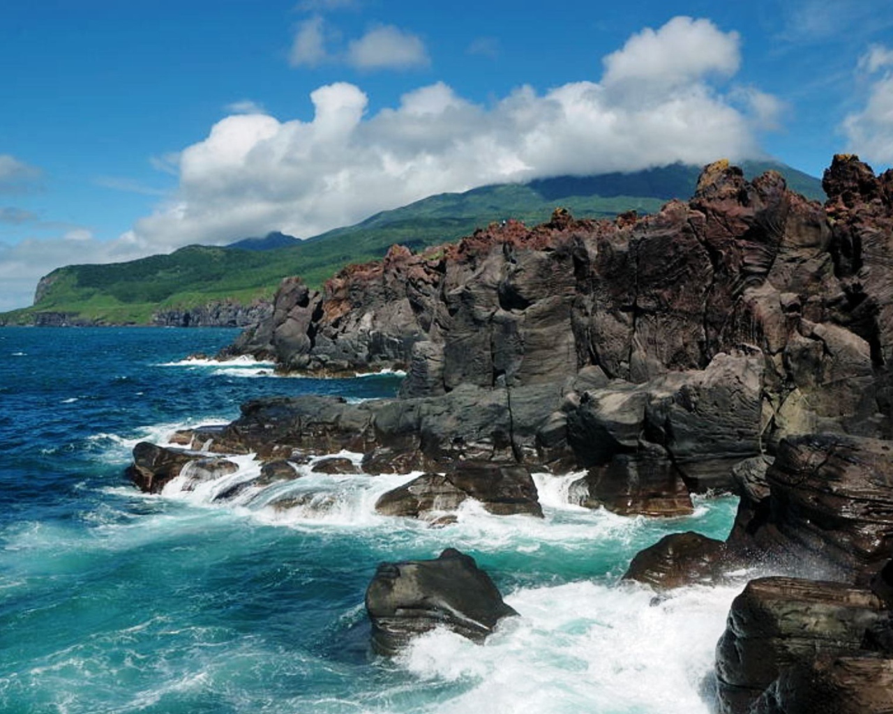 Скалистые берега  остров Итуруп, Курильские острова, России 