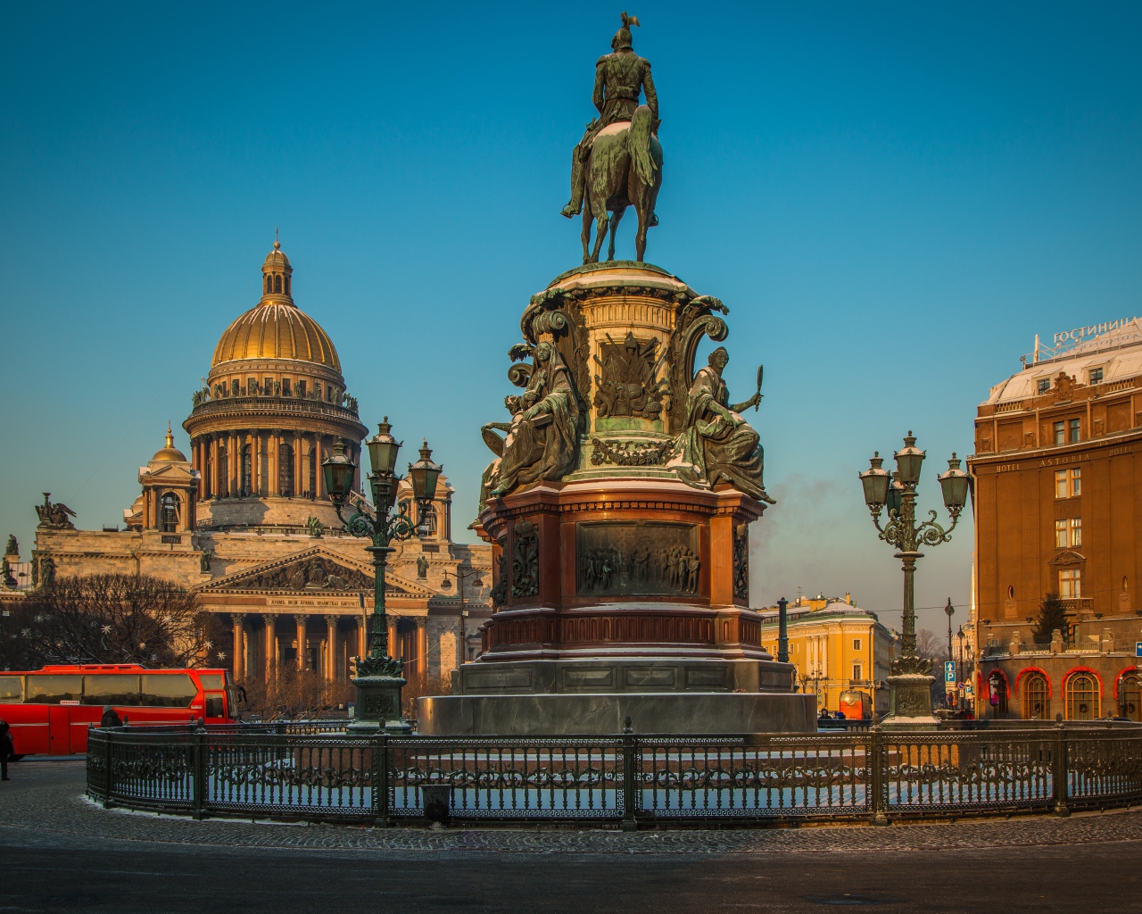 Исаакиевский собор в лучах солнца, Санкт - Петербург. Россия