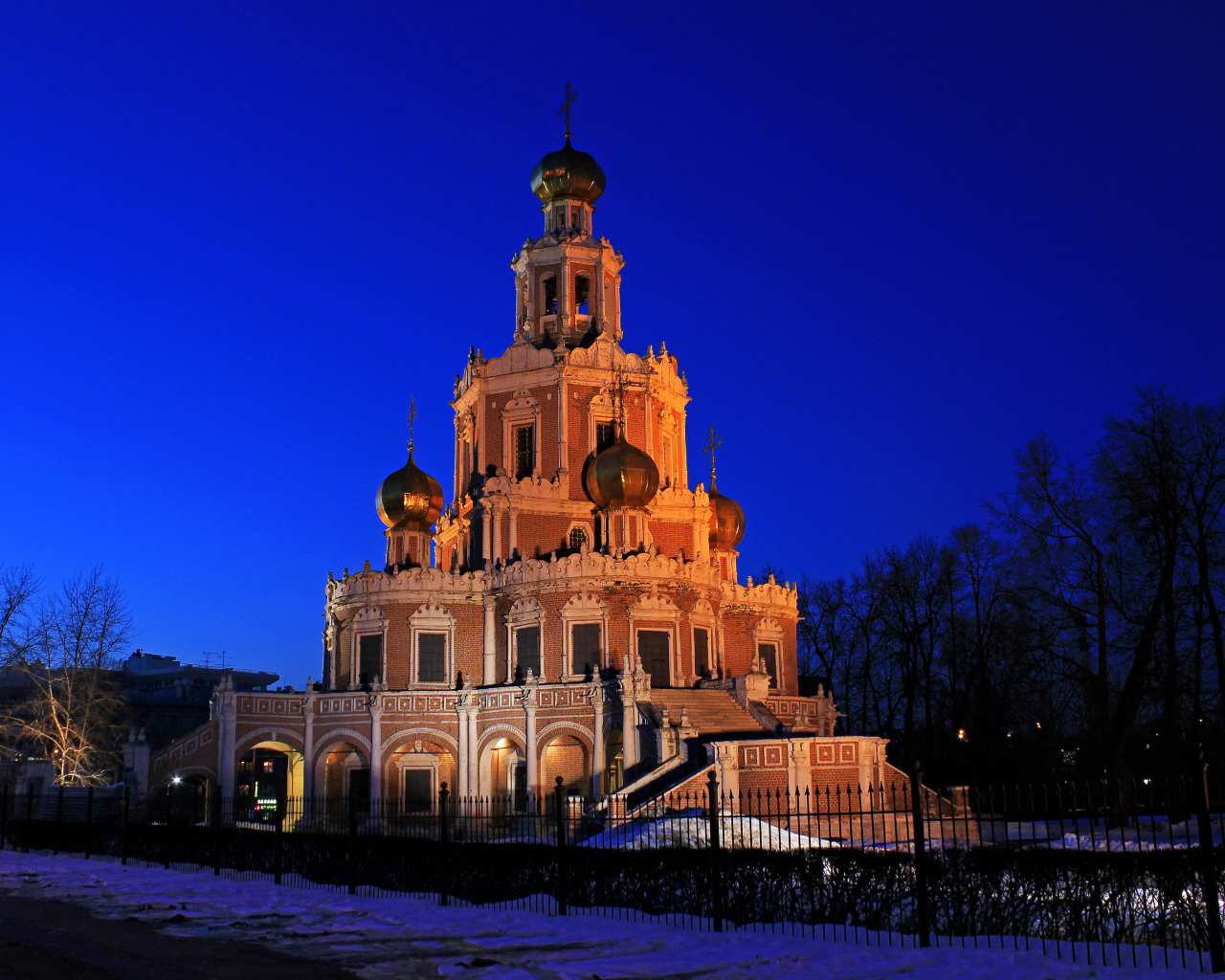 Храм Покрова Богоматери в Филях вечером, Москва. Россия 