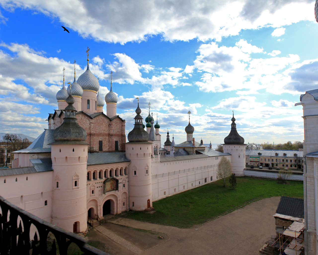 Вид на ростовский кремль под красивым небом, Россия