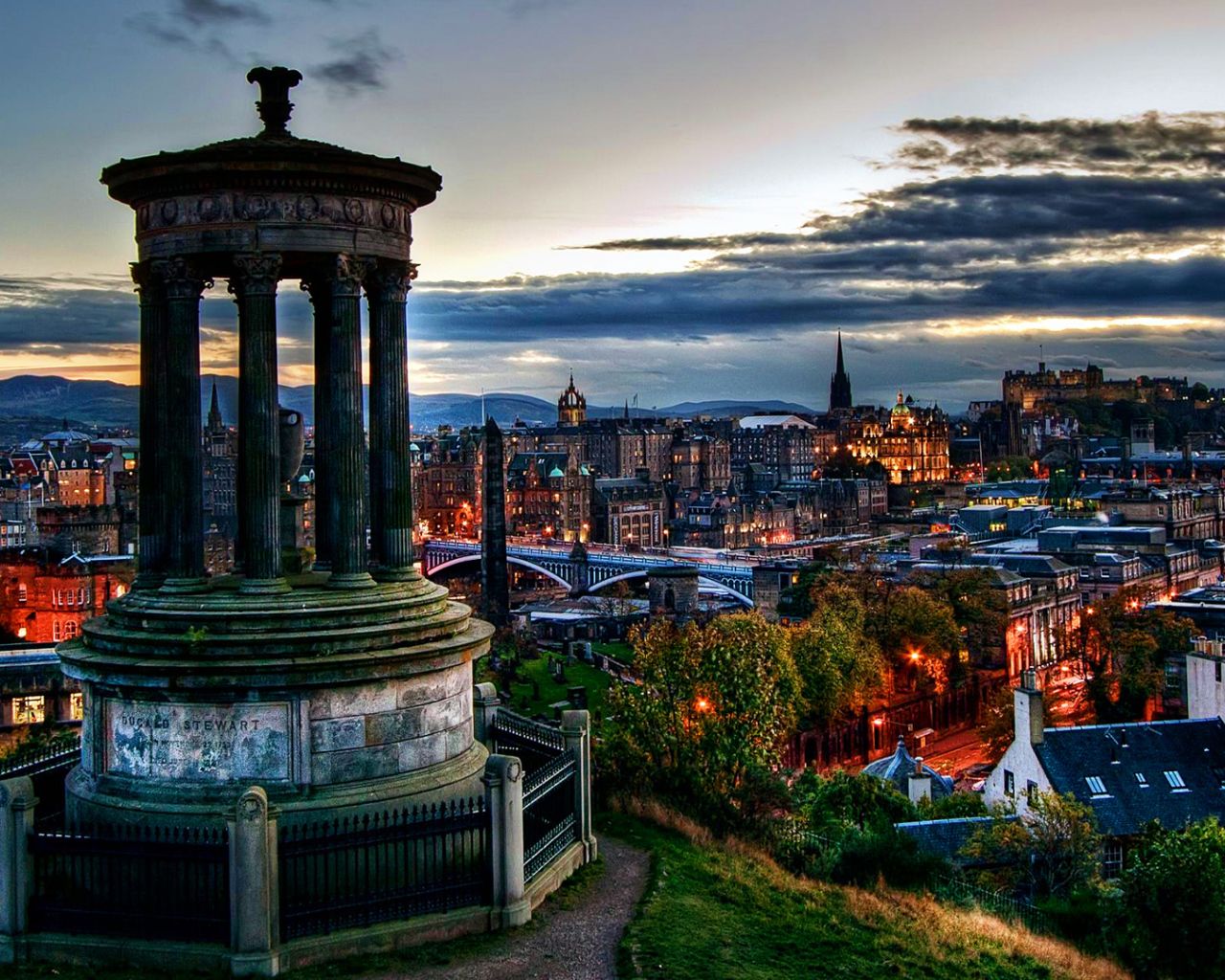 Панорама вечернего города Эдинбург, Шотландия 