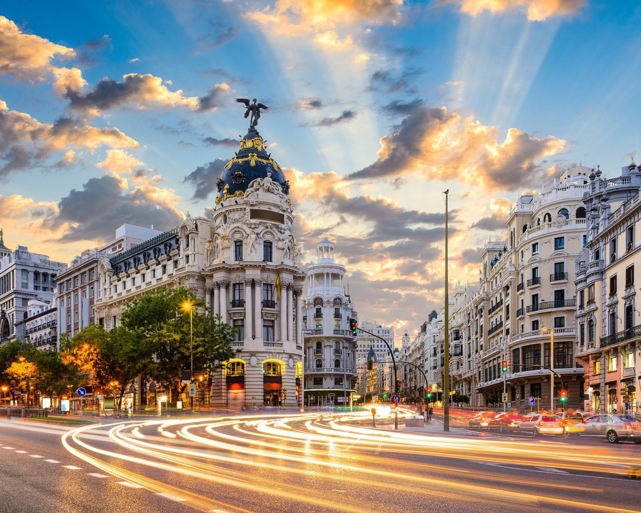 Старинная архитектура на улице Гран-Виа, Мадрид. Испания 