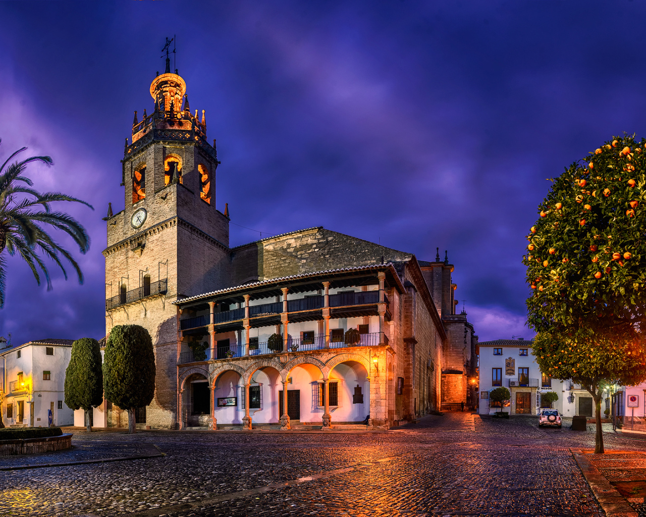 Архитектура городской площади города Ронда, Испания 
