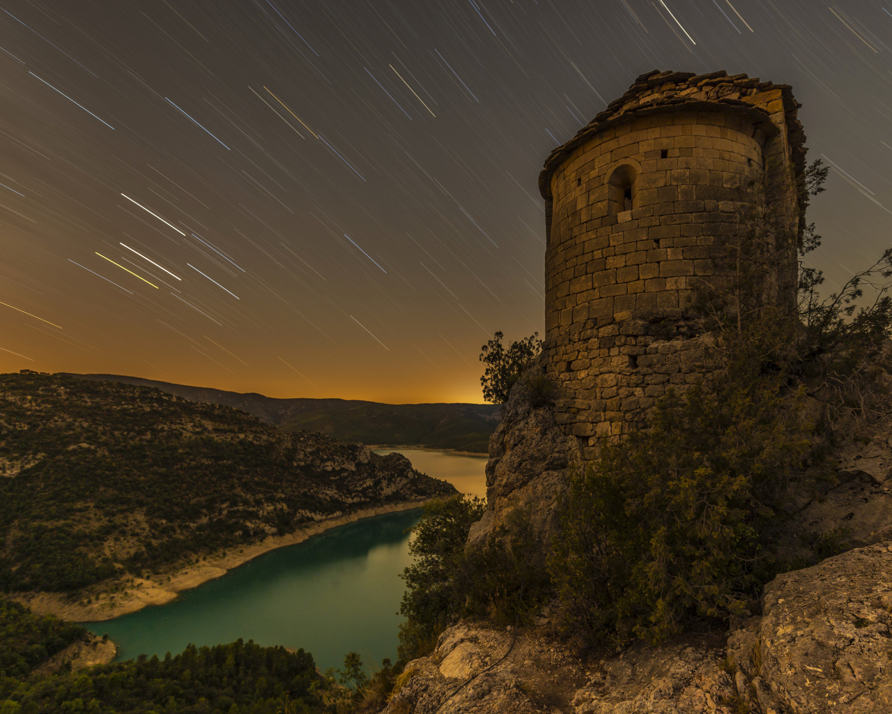 Ночной звездопад в небе над церковью La Pertusa, Испания