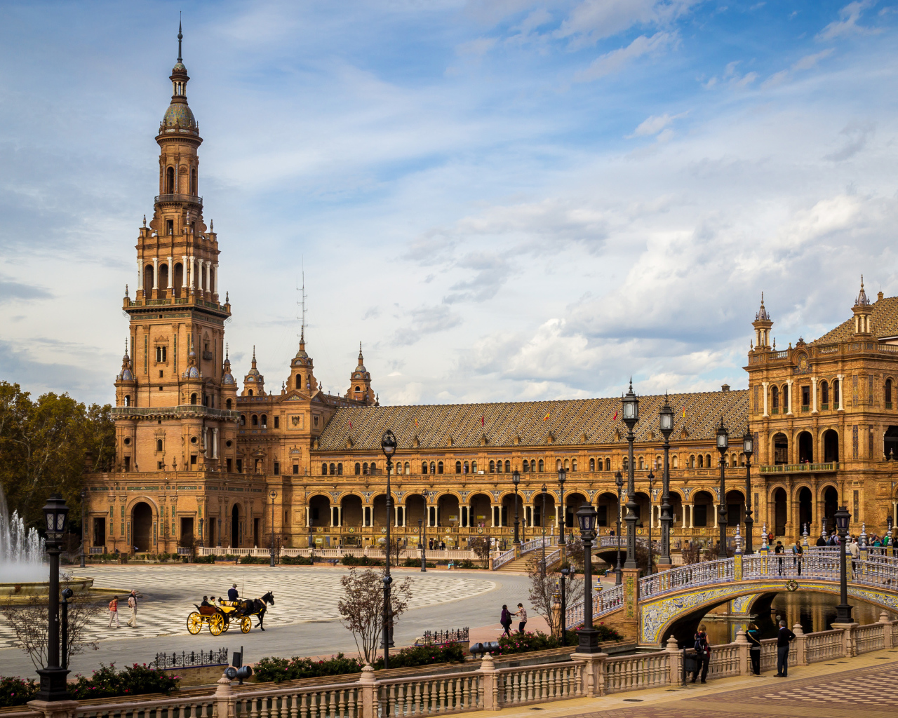 Дворец на городской площади города Севилья, Испания 