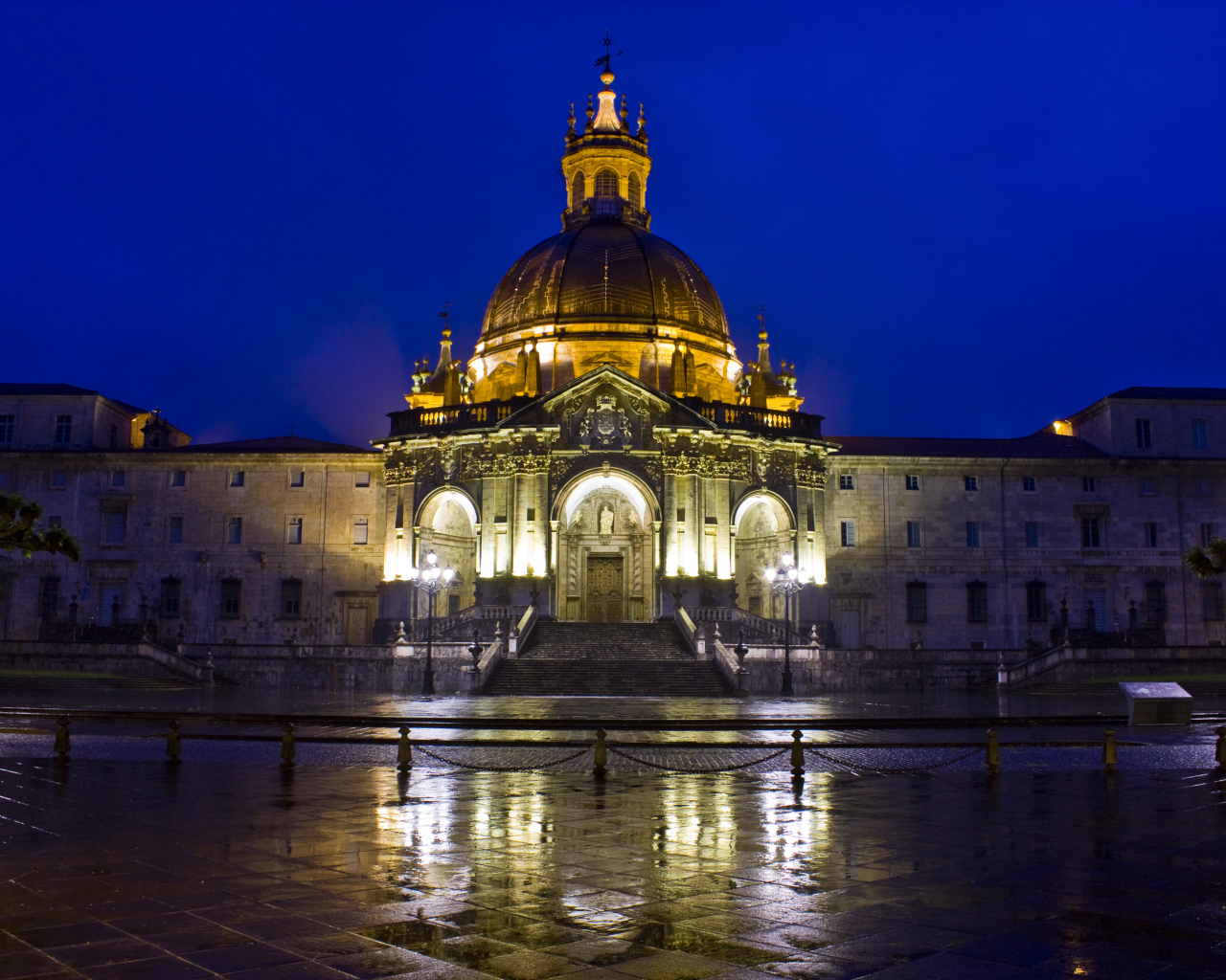 Святилище Святого Игнатия Лойолы вечером после дождя, Испания