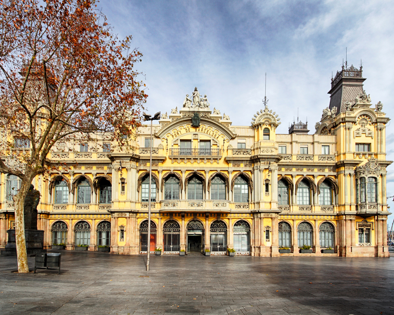 Здание морского порта, Барселона. Испания 