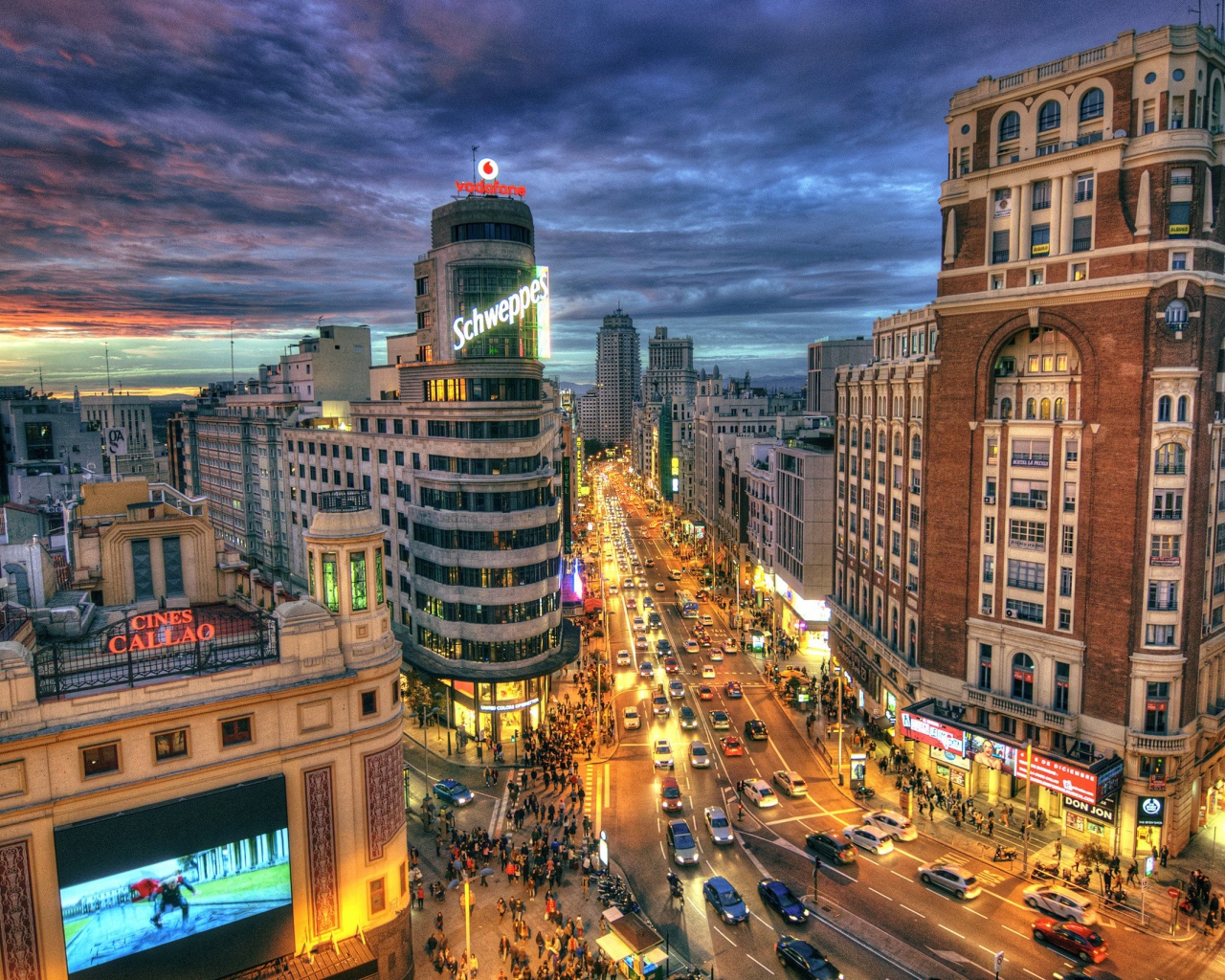 Улицы Мадрида под пасмурным небом, Испания 