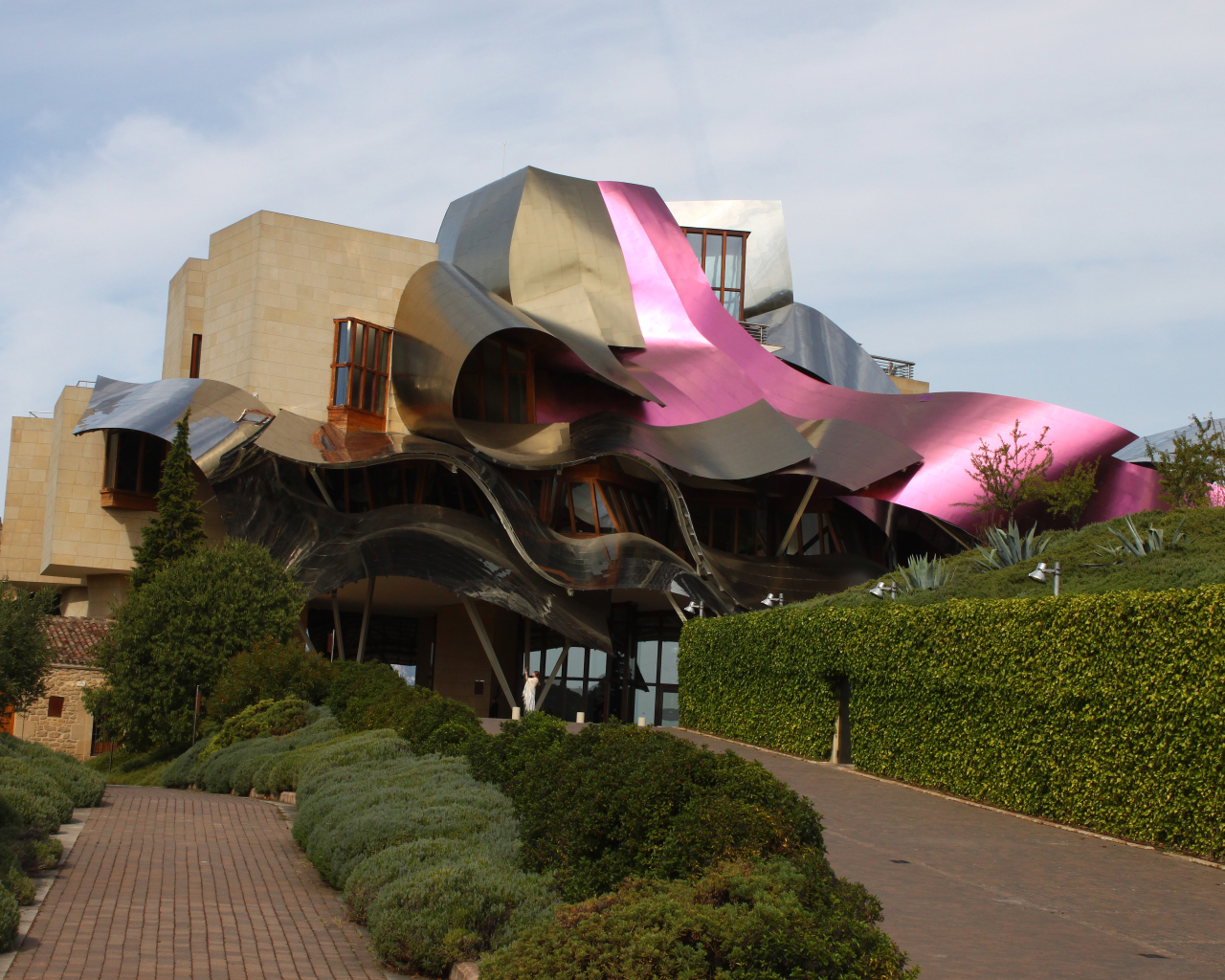 Необычное красивое здание отеля «Маркес де Рискаль», Испания