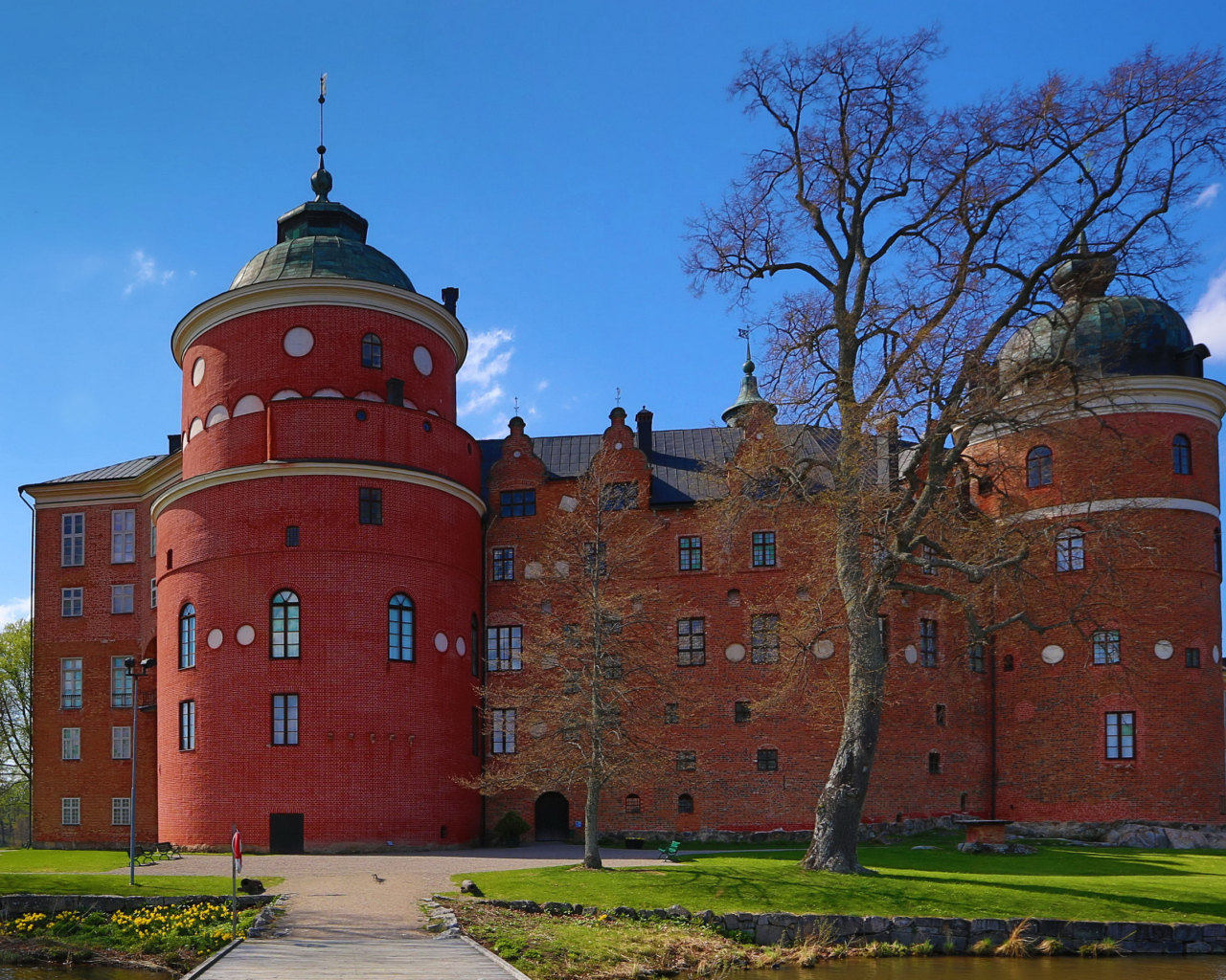 Замок Грипсхольм под голубым небом, Швеция