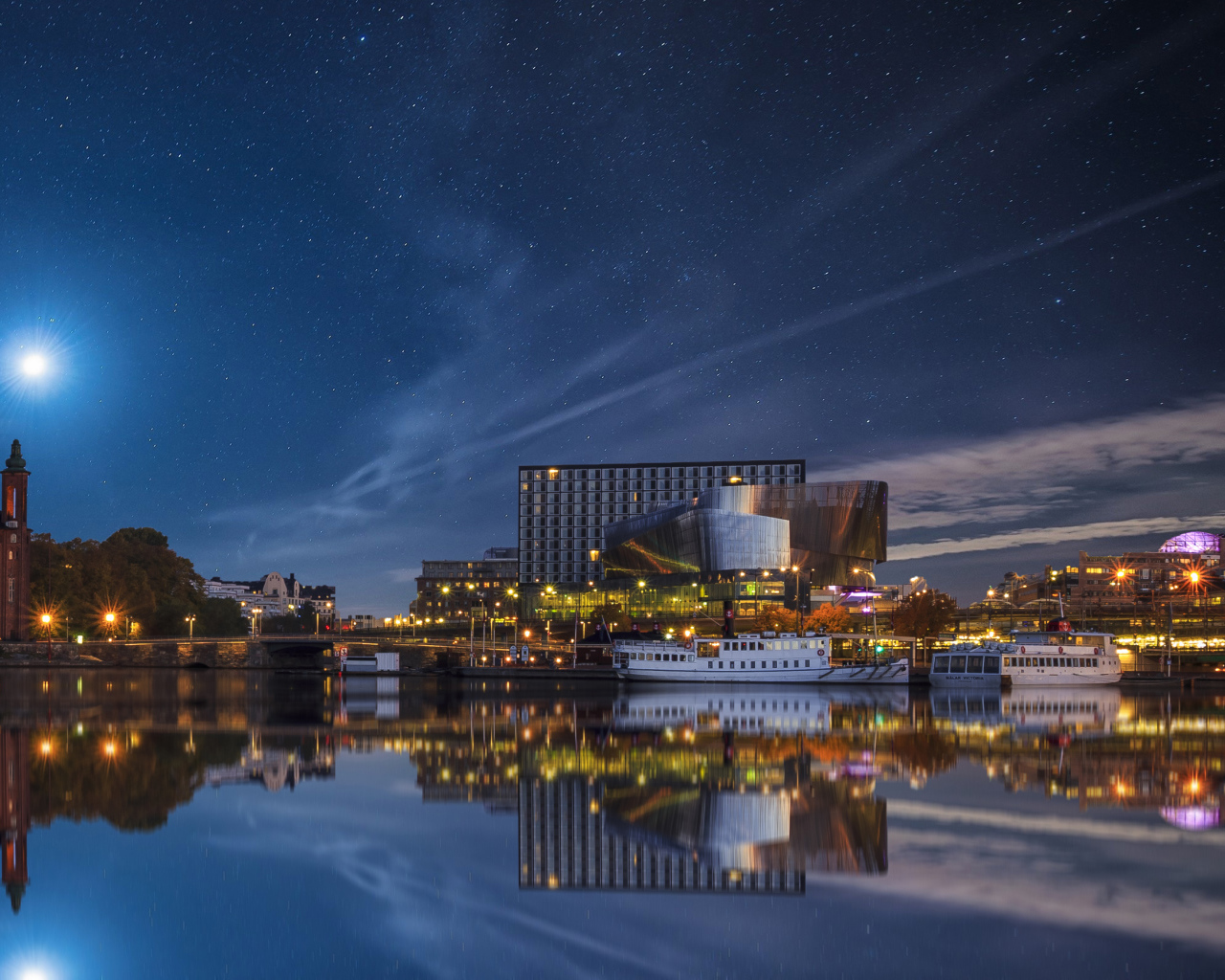 Дома отражаются в воде у причала, Стокгольм. Швеция