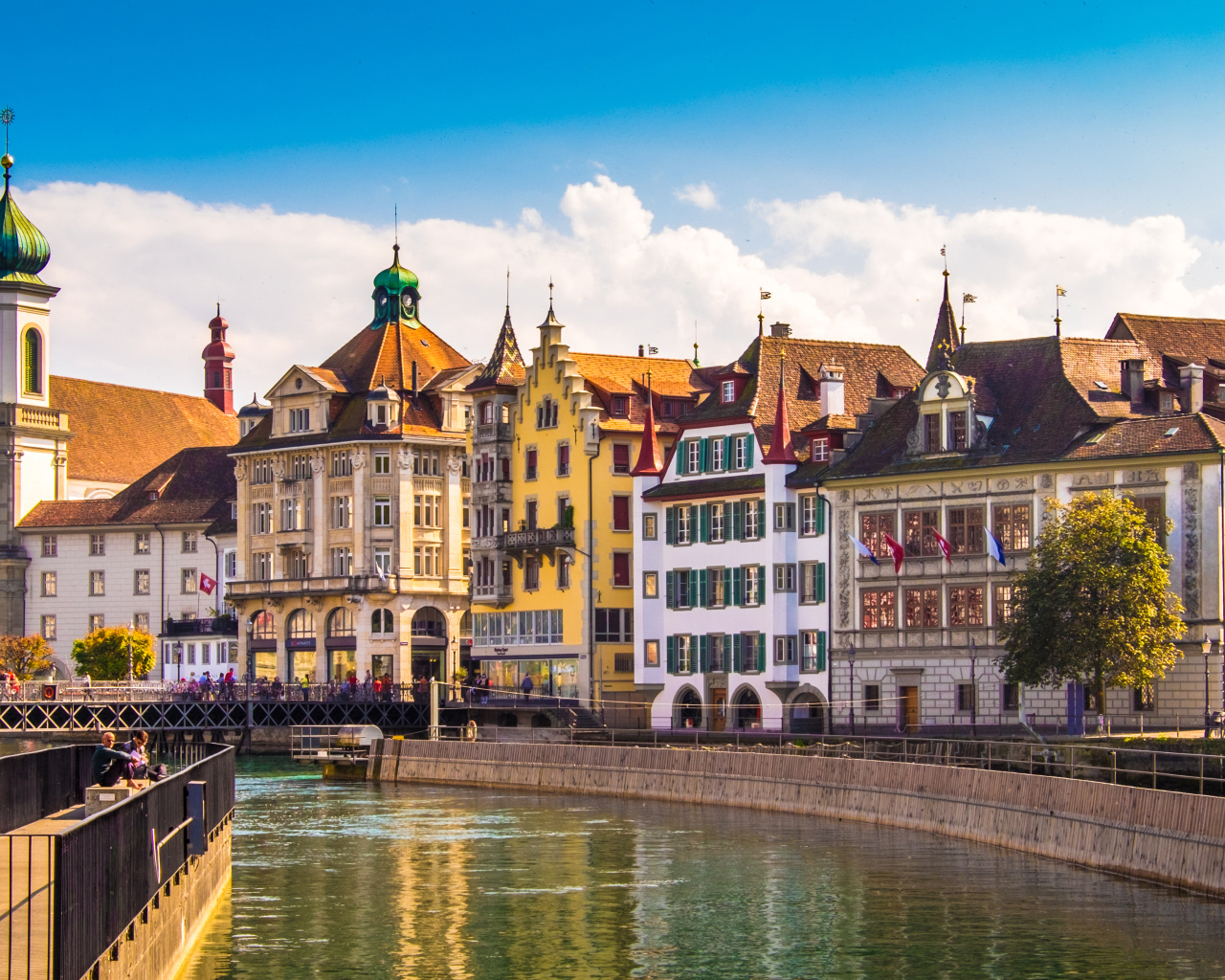 Красивые разноцветные дома у канала в городе Люцерн, Швейцария 