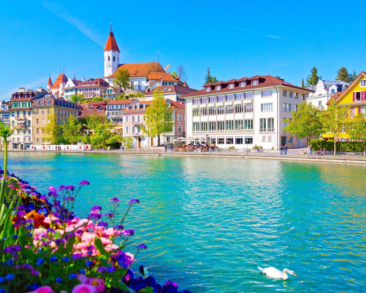 Красивые дома у реки Ааре, Швейцария