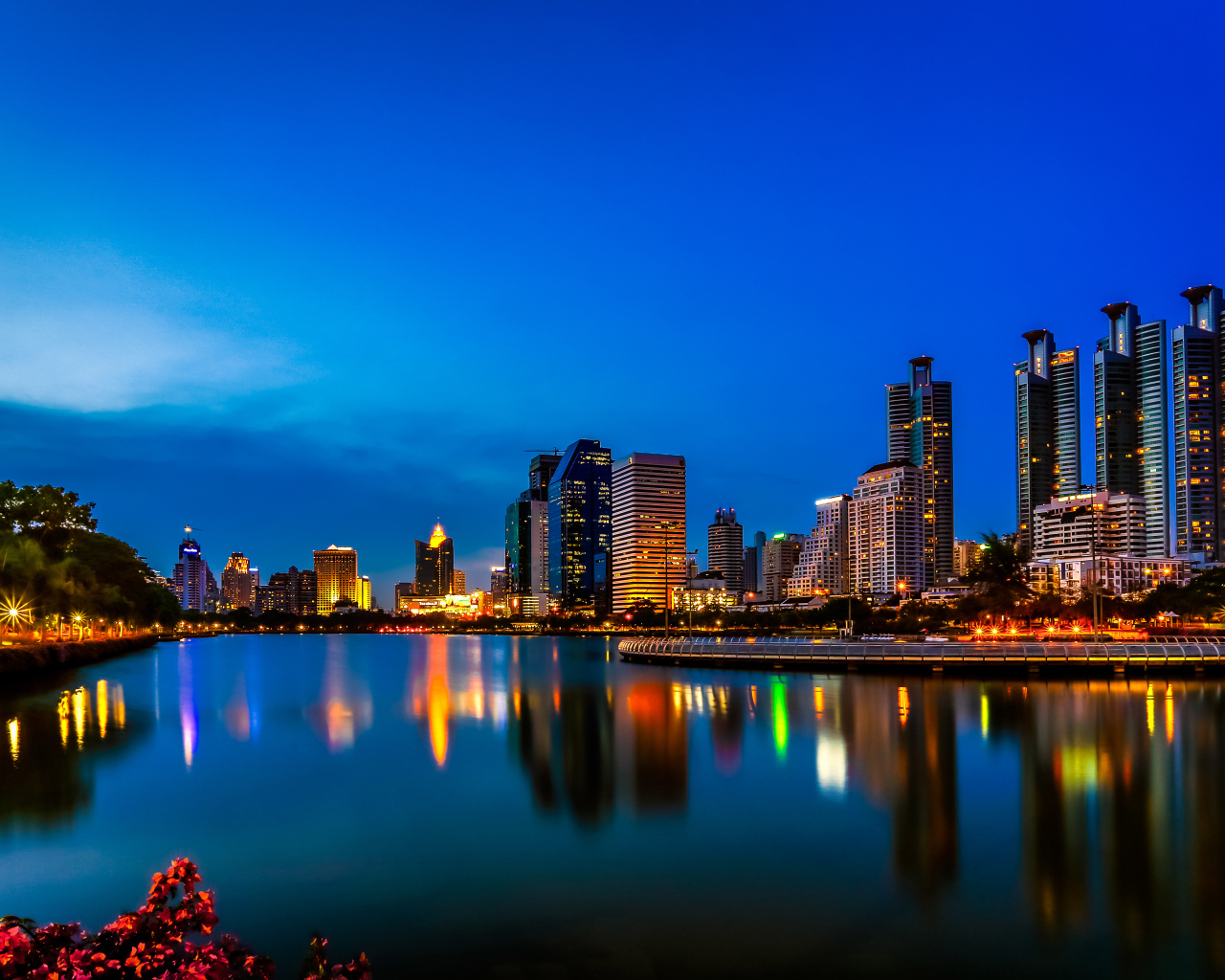 Ночной Бангкок отражается в воде, Таиланд  