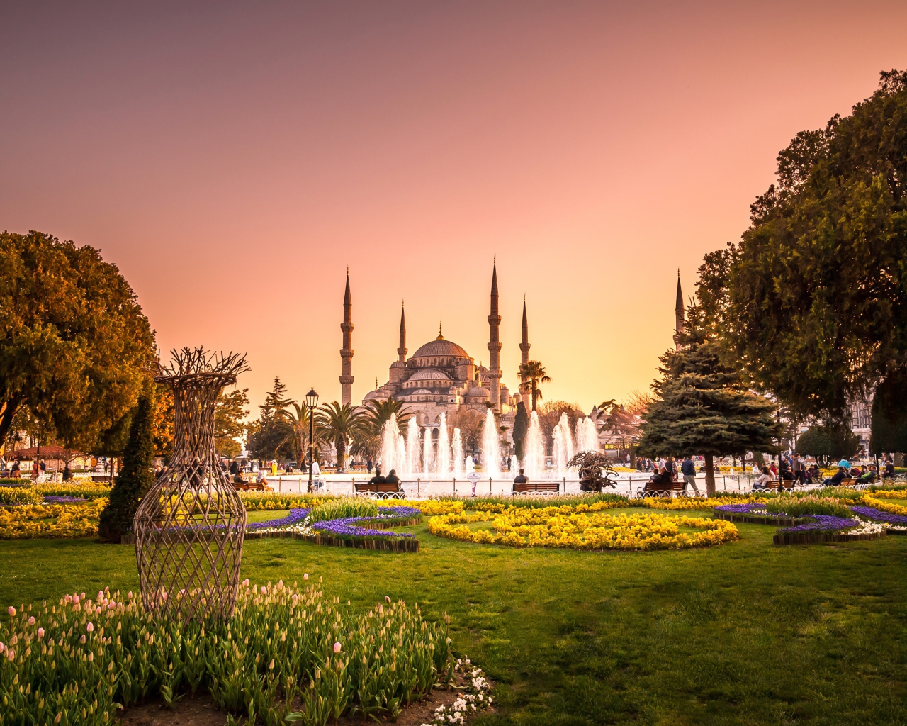 Голубая Мечеть с красивым работающим фонтаном, Стамбул. Турция