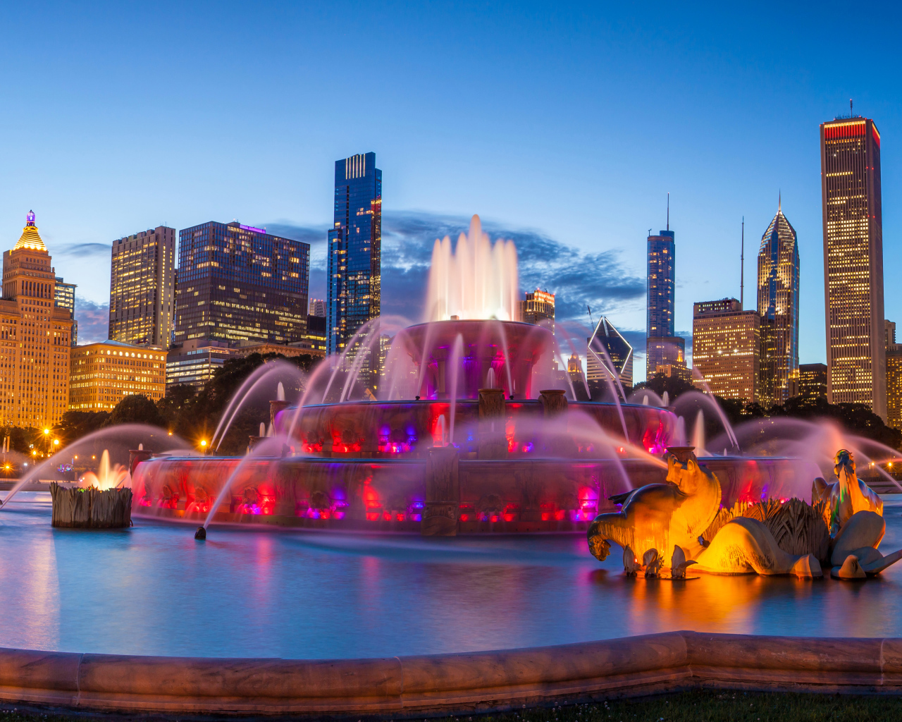 Красивый Букингемский фонтан на фоне ночных небоскребов, Чикаго. США