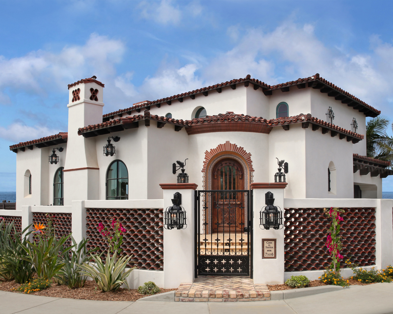 Красивый дизайнерский особняк под голубым небом, Калифорния. США