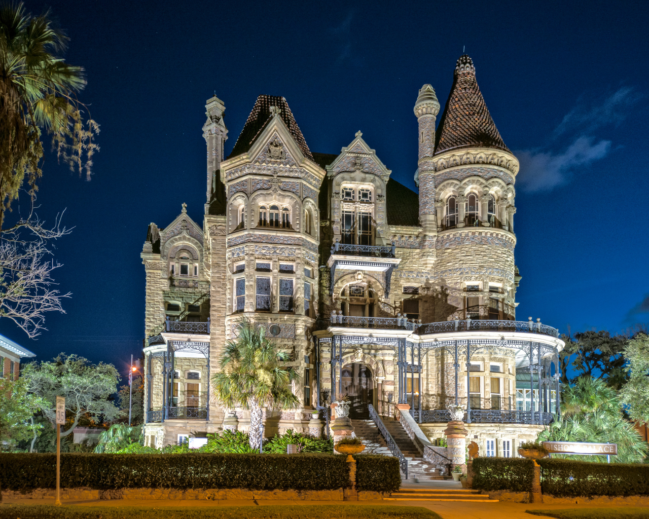 Красивый особняк ночью в городе  Галвестон, Техас