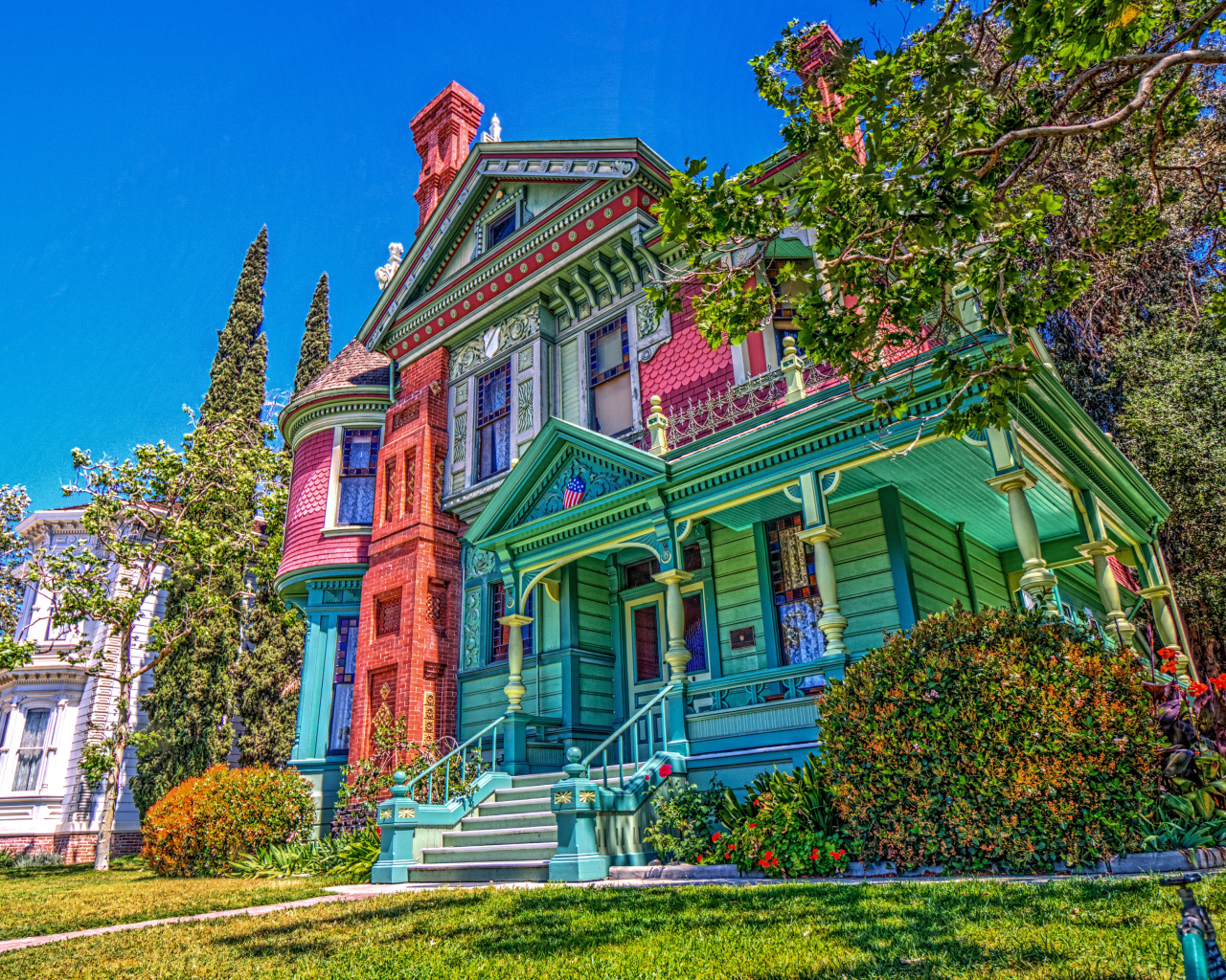 Яркое здание Херитедж сквер Музеум, Калифорния. США