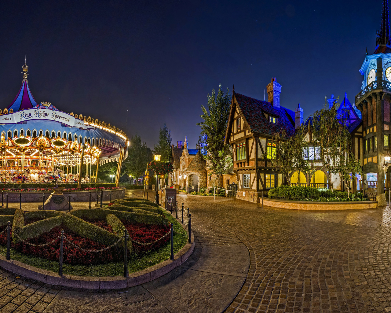 Карусели в гирляндах в парке Диснейленд, Калифорния. США