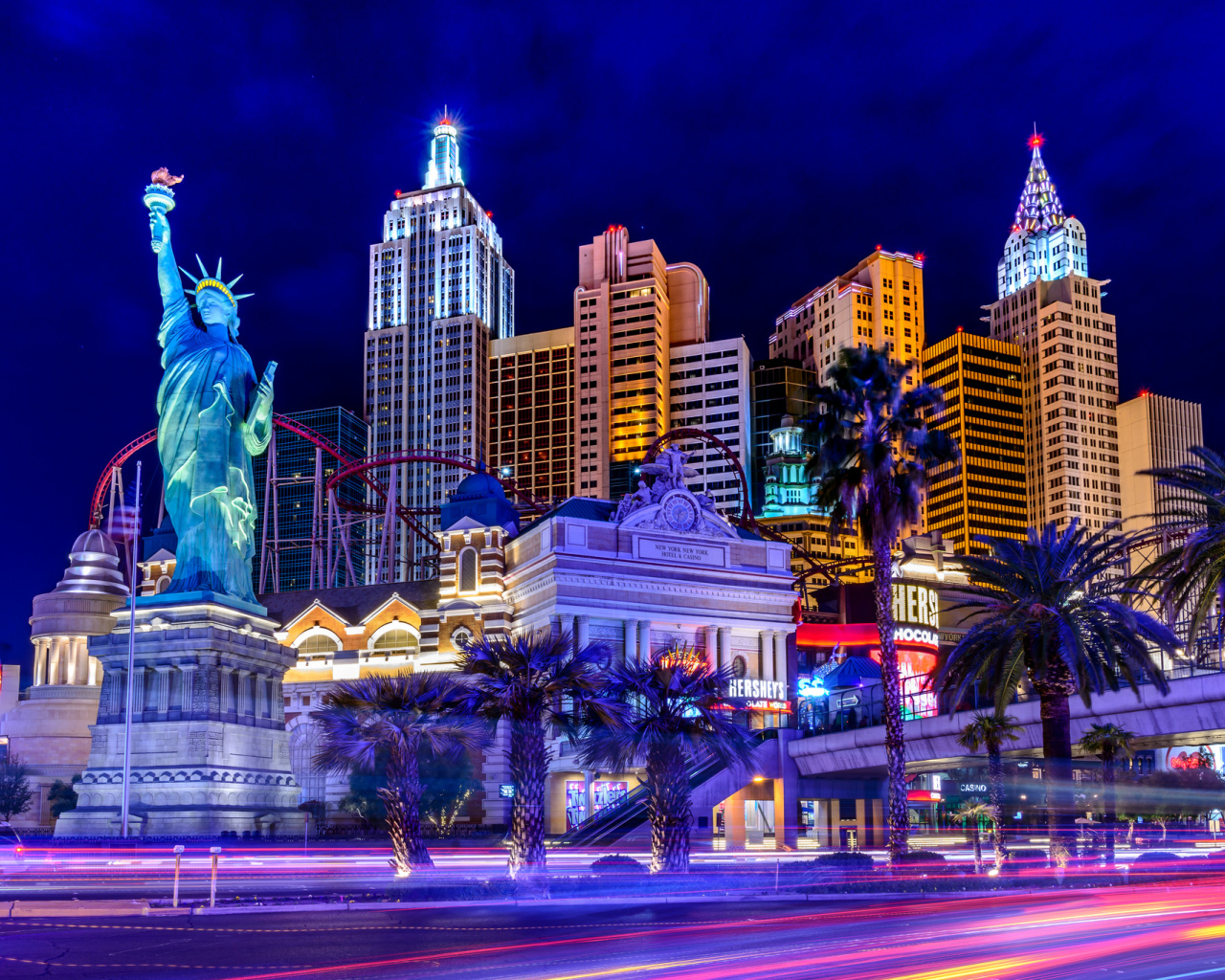 Дома и в статуя свободы в ночном Лас-Вегасе, США