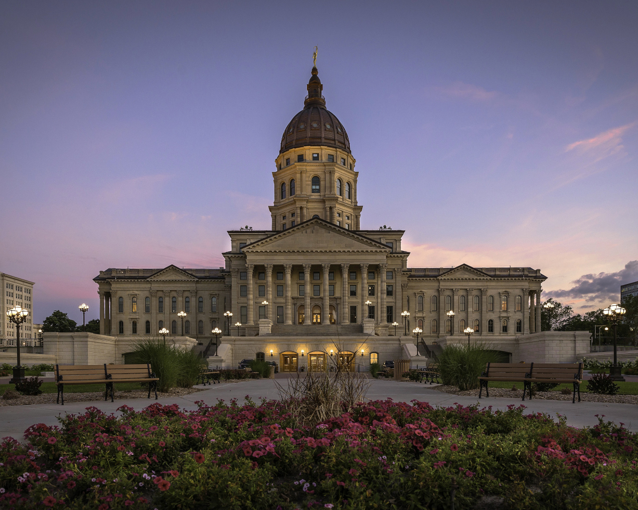 Петунии на клумбе у Капитолия штата Канзас, США 