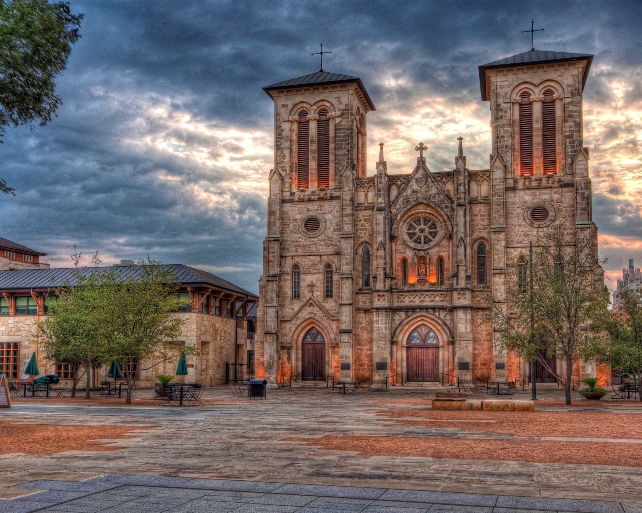 Собор Сан-Фернандо под красивым небом, город Сан - Антонио,  Техас. США