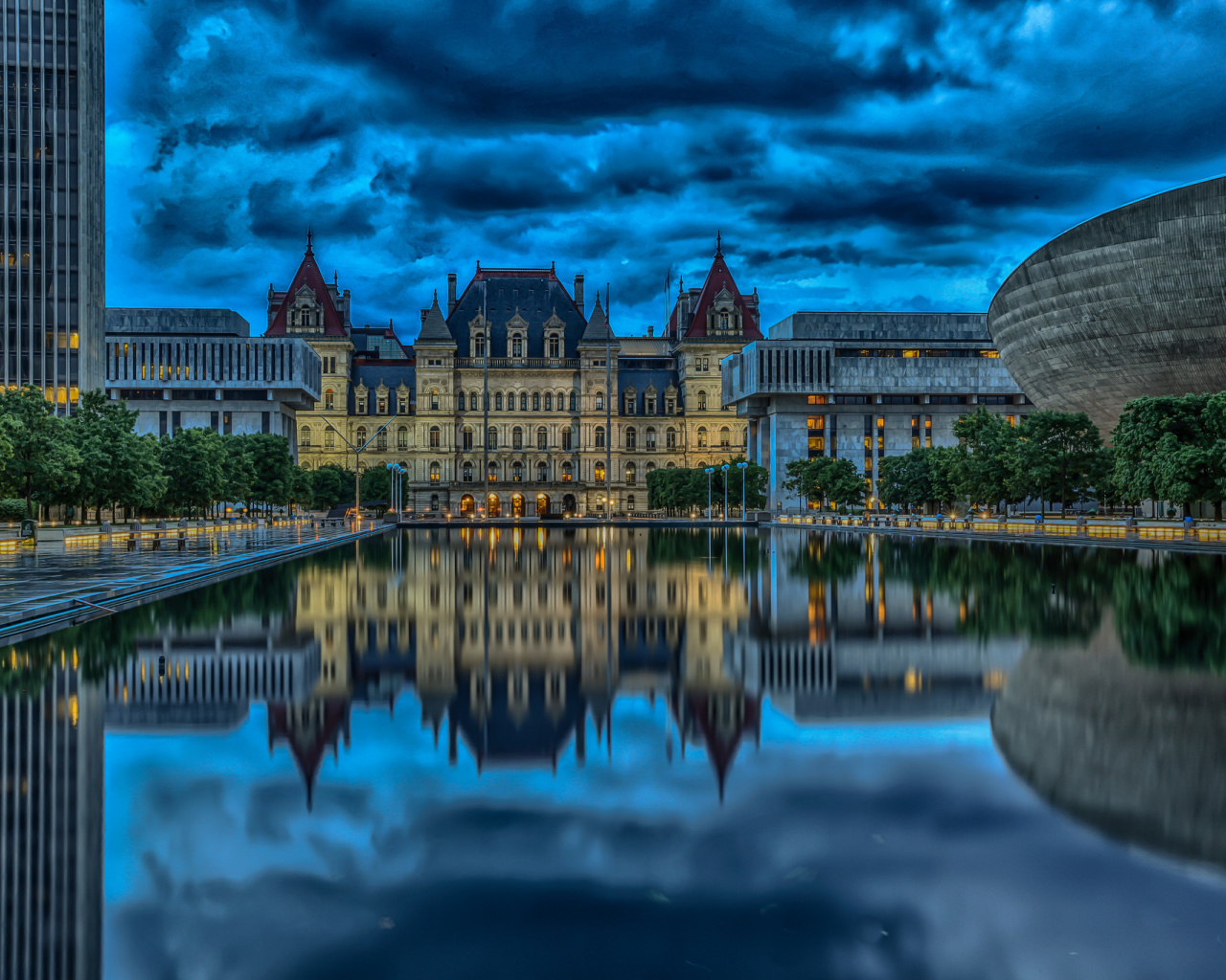 Капитолий штата Нью-Йорк отражается в пруду, Олбани. США 