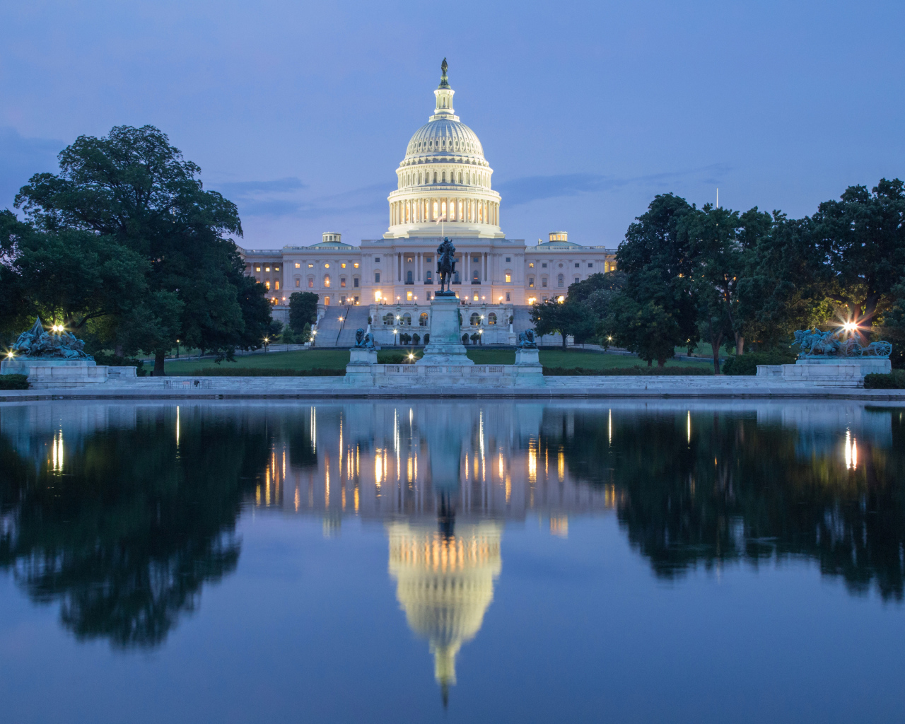 Белый дом отражается в пруду, Вашингтон. США 