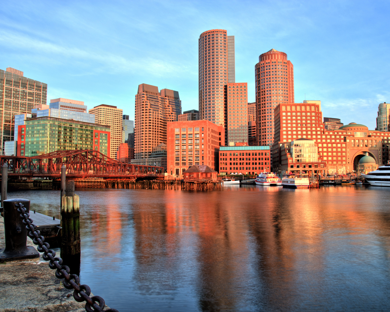 Вид на небоскребы у побережья города Бостон, США