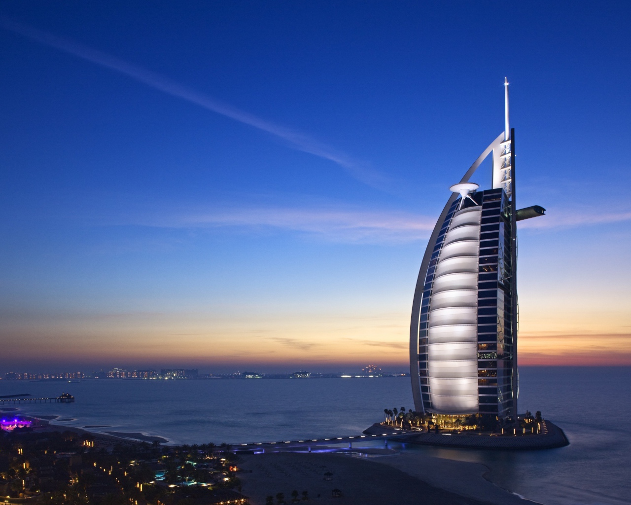 Красивое здание отеля Бурдж Аль Араб, Дубай. ОАЭ