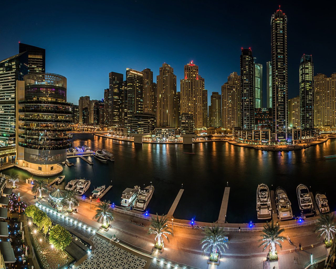 Панорама ночных небоскребов и причала, Дубай. ОАЭ