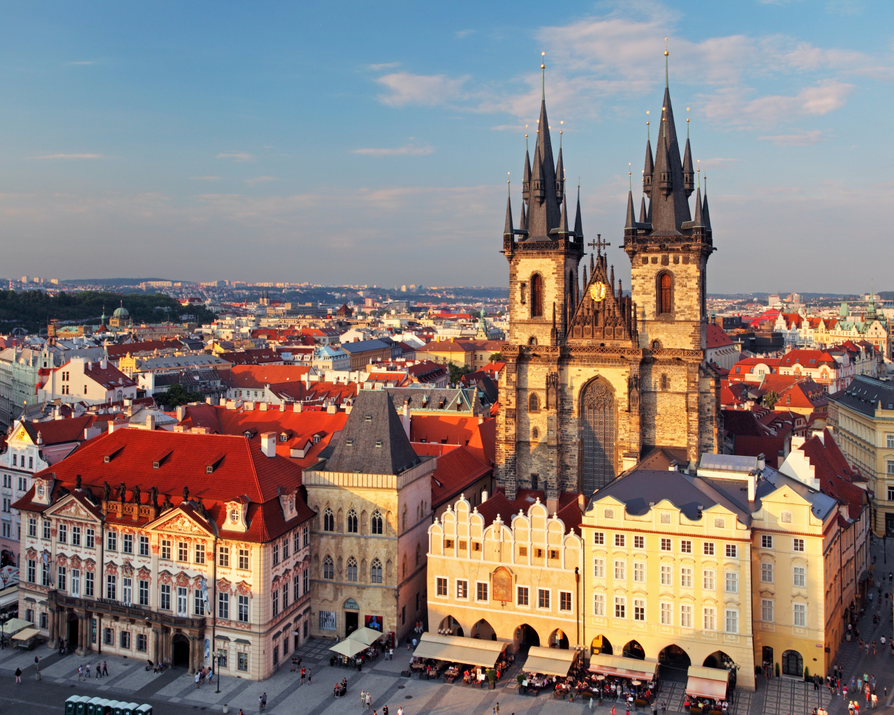 Старинный Тынский храм, панорама города Прага. Чехия 