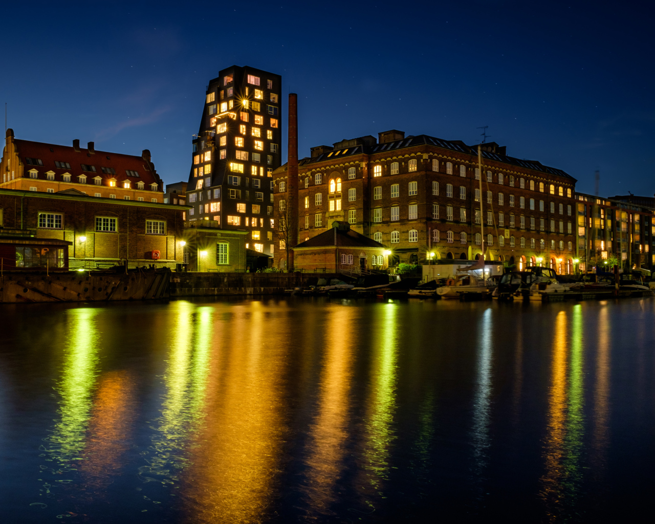 Вечерние огни домов города Копенгаген у причала, Дания