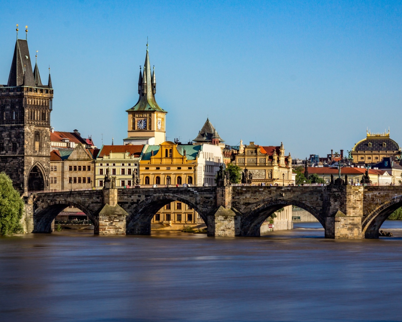 Средневековый арочный Карлов мост,Прага, Чехия 