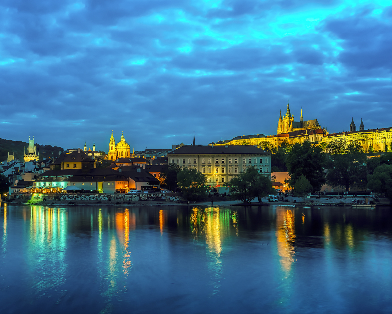 Ночной город у реки на фоне неба, Прага. Чехия 