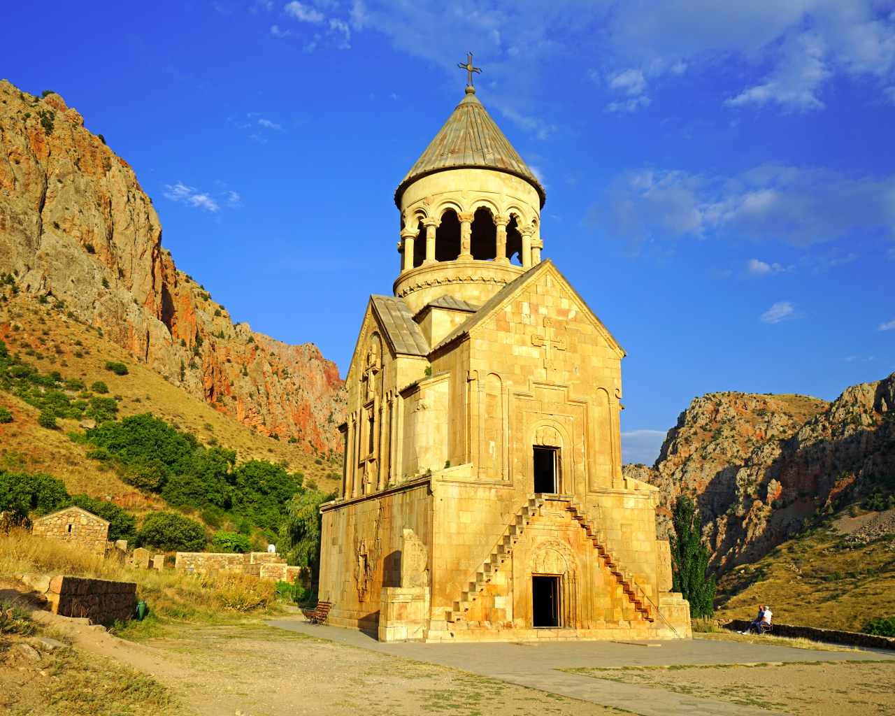 Церковь Нораванк в горах под голубым небом,  Армения