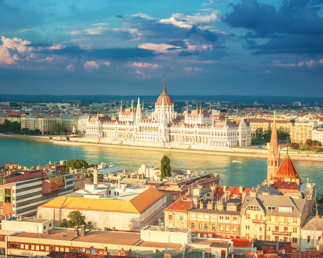 Панорама здания венгерского парламента под красивым небом, Будапешт. Венгрия