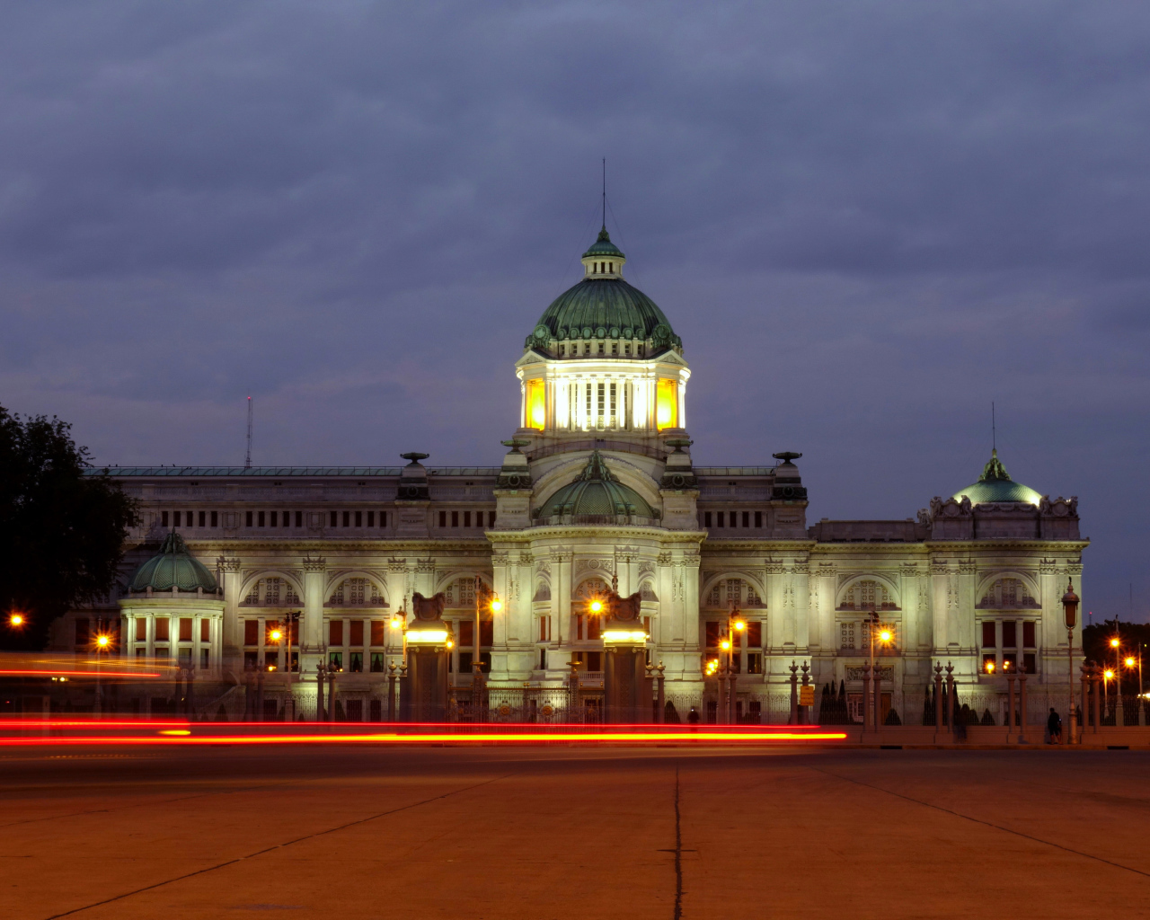 Здание Тронного зала Ананда-Самакхом, Тайланд 