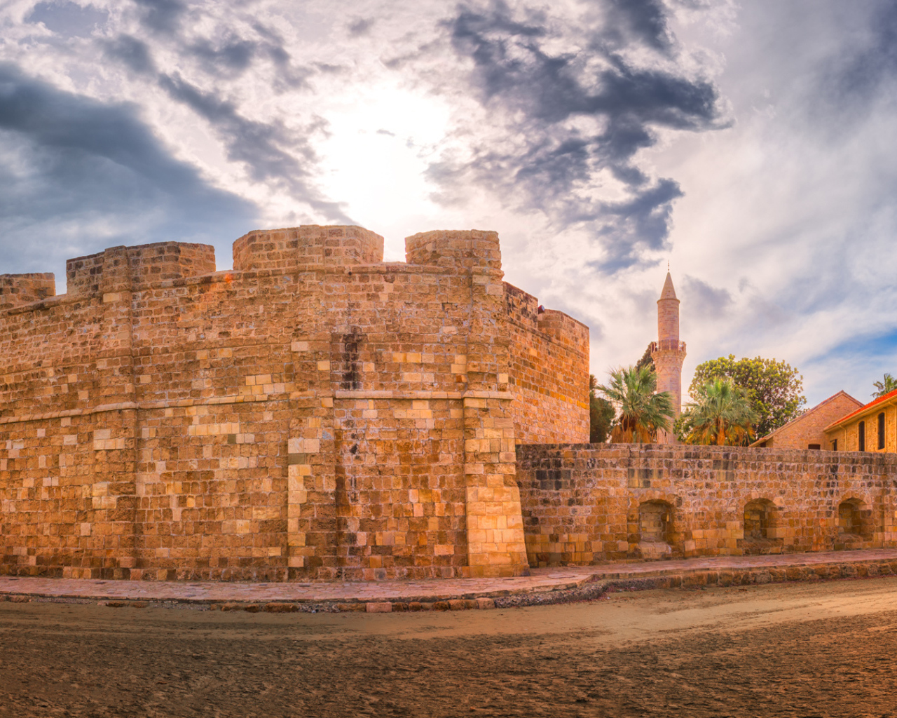 Вид на старинный Ларнакский замок под красивым небом, республика Кипр