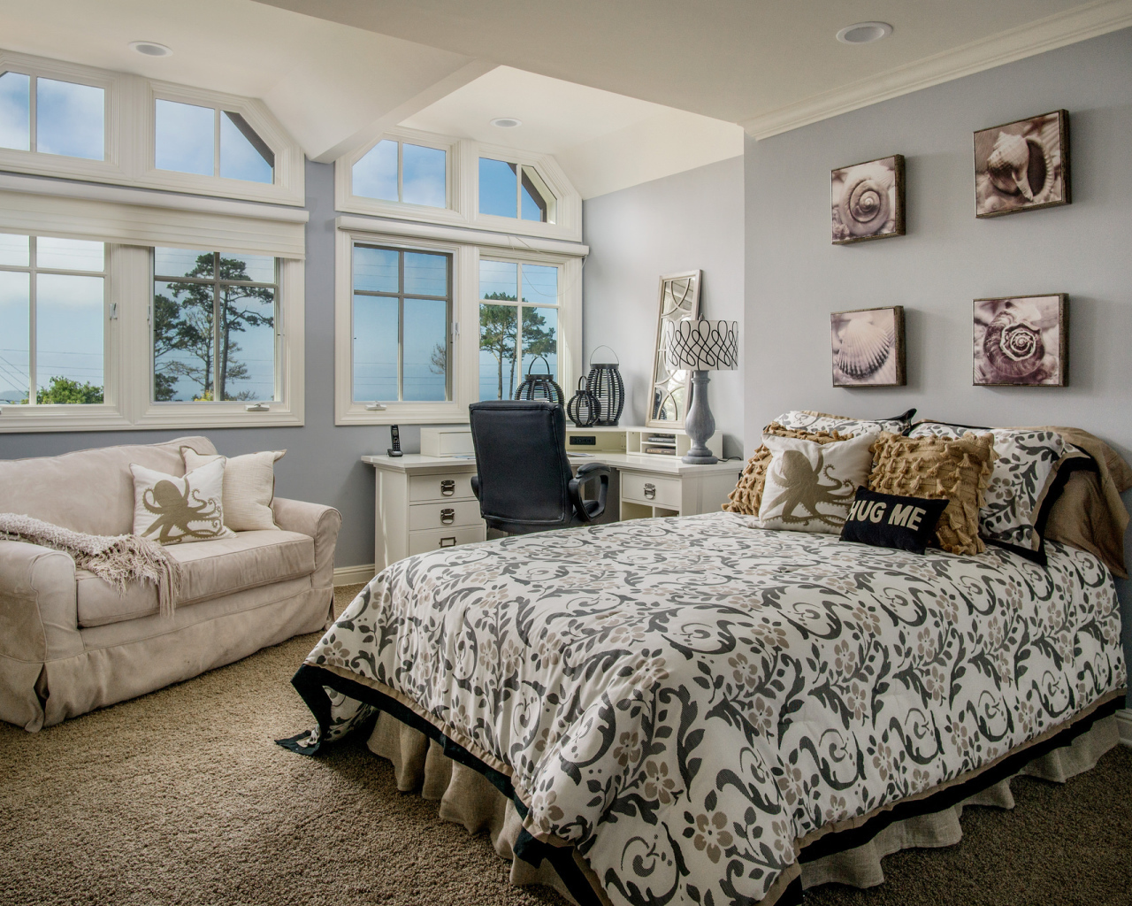 Уютная спальная комната с интерьером на морскую тематику