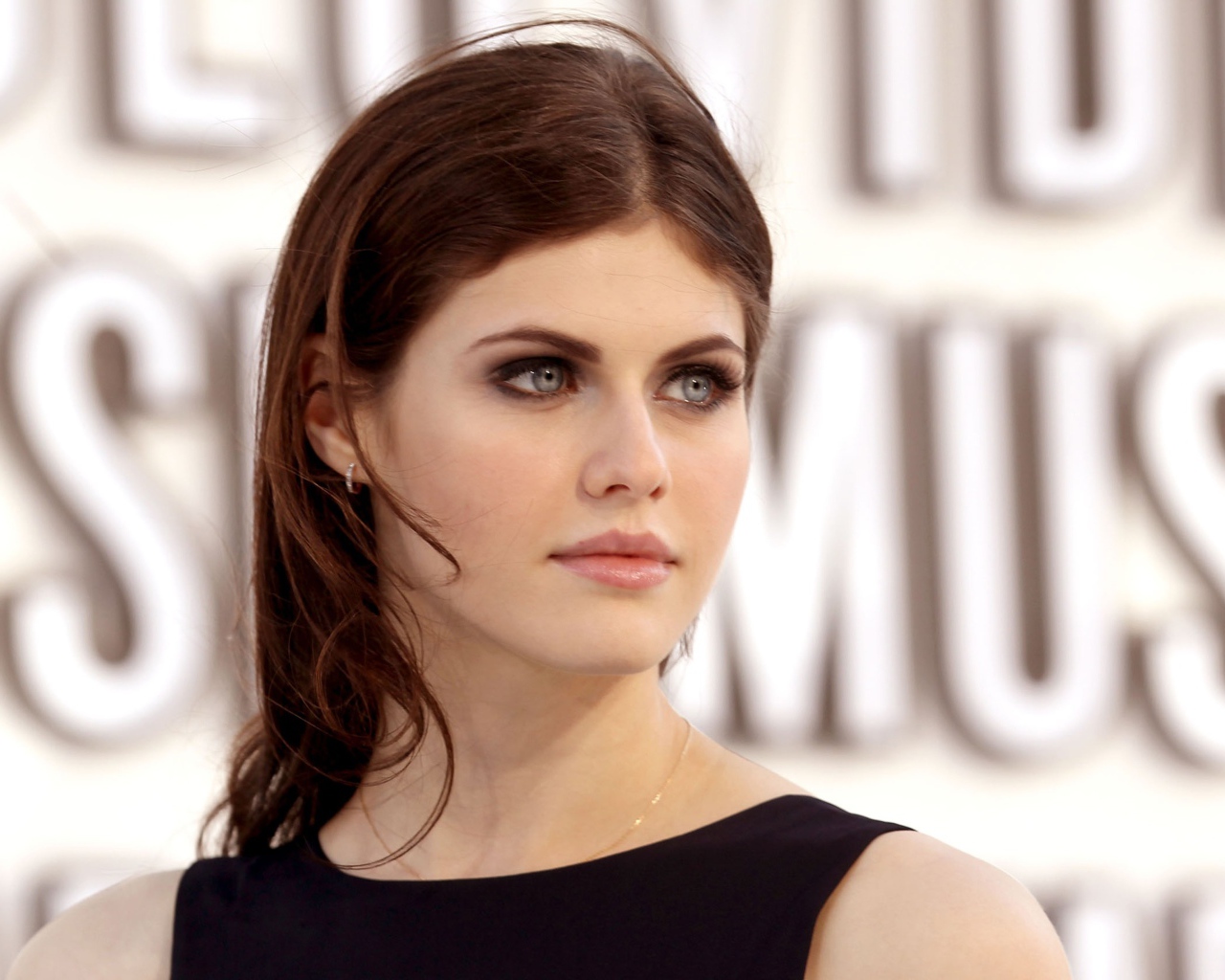 Актриса Александра Даддарио с красивыми голубыми глазами