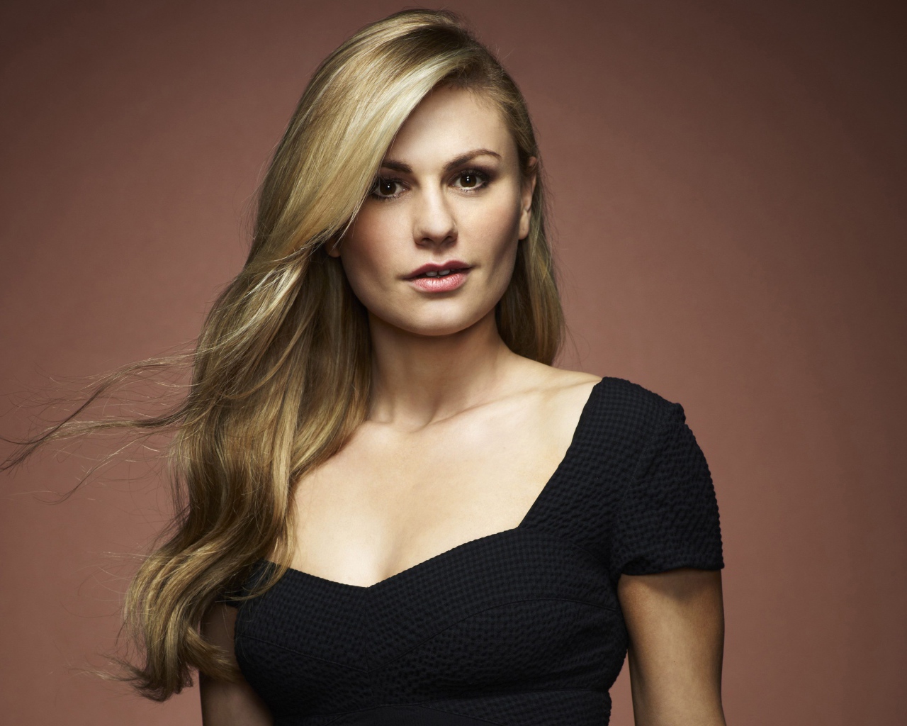 Актриса Анна Пэкуин в черном платье 