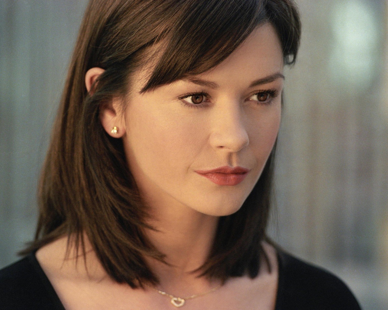 Актриса Кэтрин Зета-Джонс в черном платье 